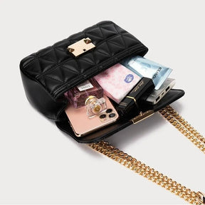 Bolsa Júlia com design estruturado e matelassê. Sofisticada e prática, feita em material sintético durável, ideal para o dia a dia ou ocasiões especiais.