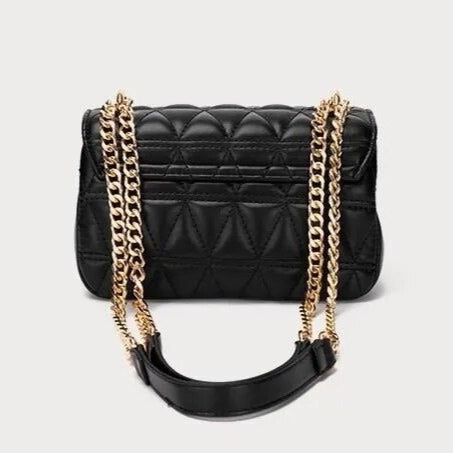 Bolsa Júlia com design estruturado e matelassê. Sofisticada e prática, feita em material sintético durável, ideal para o dia a dia ou ocasiões especiais.