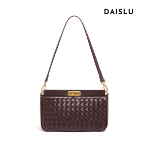 Bolsa Priscila estilo baguette com acabamento trançado. Compacta, elegante e moderna, ideal para o verão e perfeita para eventos ou passeios casuais.