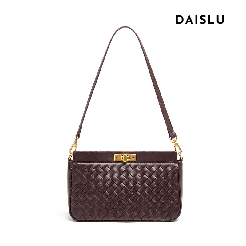 Bolsa Priscila estilo baguette com acabamento trançado. Compacta, elegante e moderna, ideal para o verão e perfeita para eventos ou passeios casuais.
