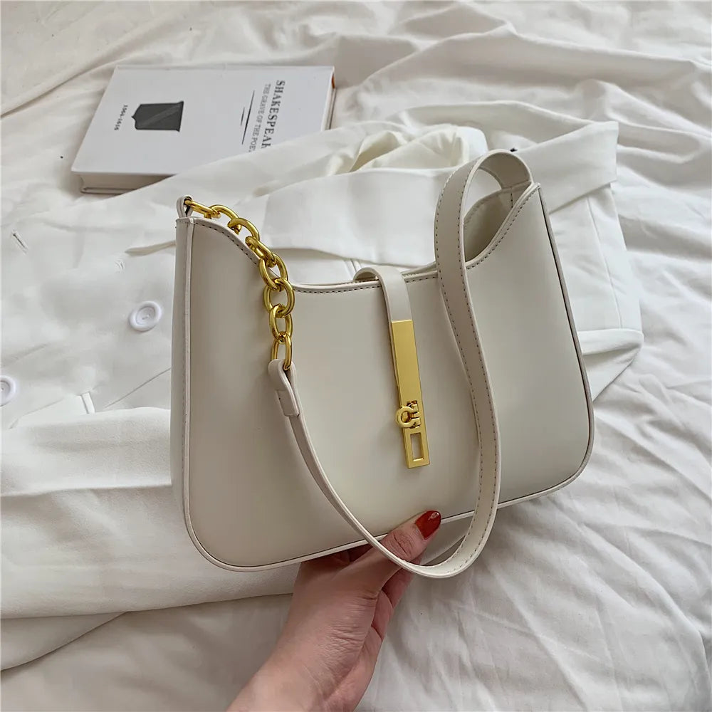 Bolsa Ágatha estilo baguete, elegante e moderna. Compacta, feita em material sintético de alta qualidade, combina com looks casuais e refinados.