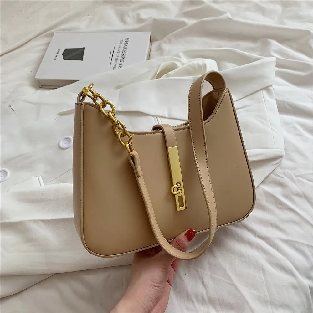 Bolsa Ágatha estilo baguete, elegante e moderna. Compacta, feita em material sintético de alta qualidade, combina com looks casuais e refinados.