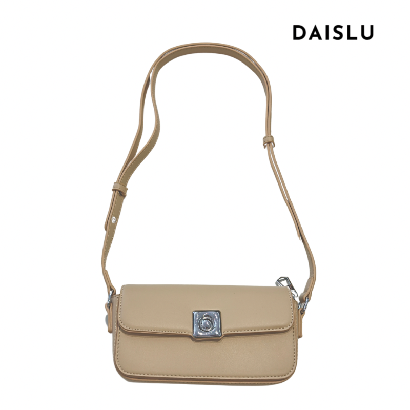 Bolsa Lia em couro legítimo bege, compacta e elegante. Design estruturado, alça regulável e detalhes em prata para usar no ombro ou transversal.