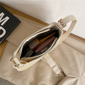 Bolsa Louise em material sintético com toque de couro, compacta e elegante. Espaçosa, prática e ideal para o dia a dia com estilo e sofisticação.
