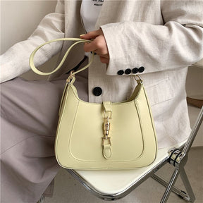 Bolsa Louise em material sintético com toque de couro, compacta e elegante. Espaçosa, prática e ideal para o dia a dia com estilo e sofisticação.
