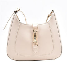 Bolsa Louise em material sintético com toque de couro, compacta e elegante. Espaçosa, prática e ideal para o dia a dia com estilo e sofisticação.