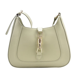 Bolsa Louise em material sintético com toque de couro, compacta e elegante. Espaçosa, prática e ideal para o dia a dia com estilo e sofisticação.
