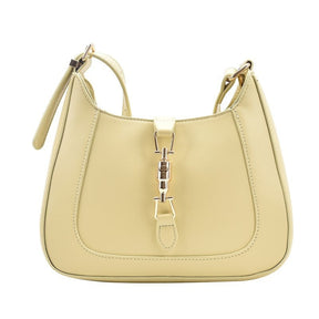 Bolsa Louise em material sintético com toque de couro, compacta e elegante. Espaçosa, prática e ideal para o dia a dia com estilo e sofisticação.