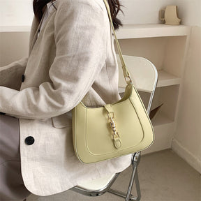 Bolsa Louise em material sintético com toque de couro, compacta e elegante. Espaçosa, prática e ideal para o dia a dia com estilo e sofisticação.