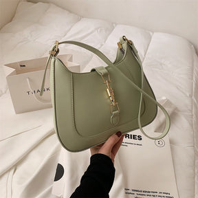 Bolsa Louise em material sintético com toque de couro, compacta e elegante. Espaçosa, prática e ideal para o dia a dia com estilo e sofisticação.