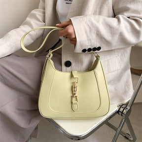 Bolsa Louise em material sintético com toque de couro, compacta e elegante. Espaçosa, prática e ideal para o dia a dia com estilo e sofisticação.