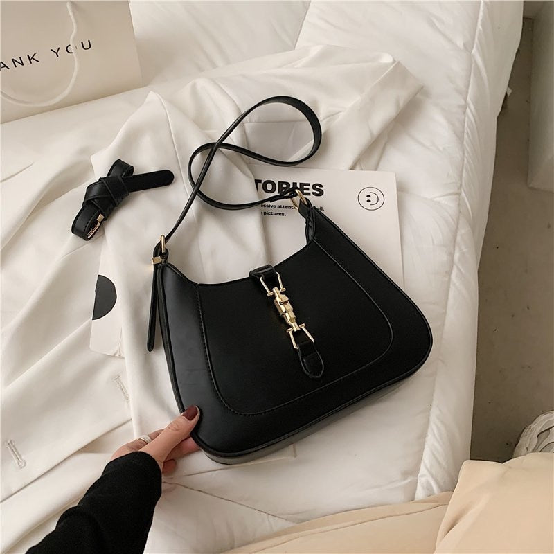 Bolsa Louise em material sintético com toque de couro, compacta e elegante. Espaçosa, prática e ideal para o dia a dia com estilo e sofisticação.