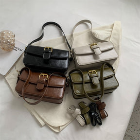 Bolsa Mary estilo baguete, feita em material sintético premium. Compacta, elegante e prática, com zíper, fivela decorativa e espaço para itens essenciais.