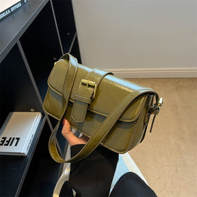 Bolsa Mary estilo baguete, feita em material sintético premium. Compacta, elegante e prática, com zíper, fivela decorativa e espaço para itens essenciais.