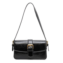 Bolsa Mary estilo baguete, feita em material sintético premium. Compacta, elegante e prática, com zíper, fivela decorativa e espaço para itens essenciais.