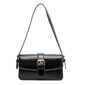 Bolsa Mary estilo baguete, feita em material sintético premium. Compacta, elegante e prática, com zíper, fivela decorativa e espaço para itens essenciais.