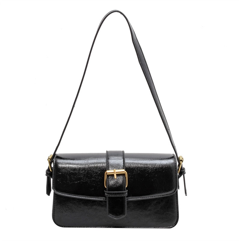 Bolsa Mary estilo baguete, feita em material sintético premium. Compacta, elegante e prática, com zíper, fivela decorativa e espaço para itens essenciais.