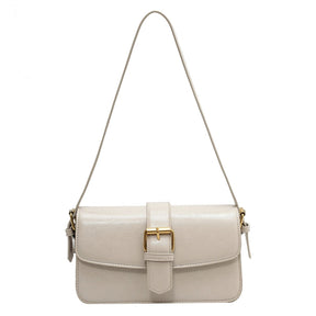 Bolsa Mary estilo baguete, feita em material sintético premium. Compacta, elegante e prática, com zíper, fivela decorativa e espaço para itens essenciais.