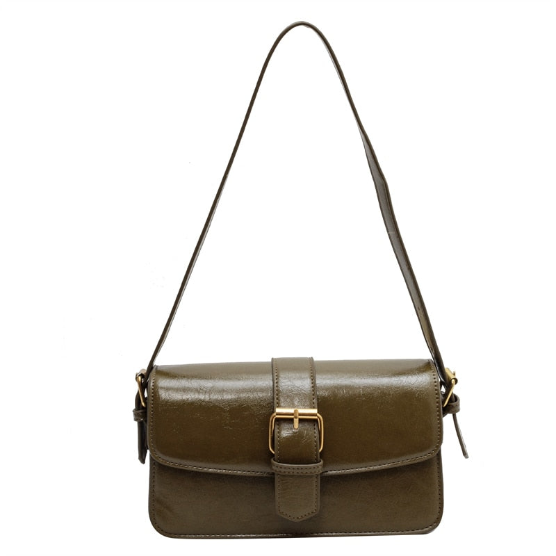Bolsa Mary estilo baguete, feita em material sintético premium. Compacta, elegante e prática, com zíper, fivela decorativa e espaço para itens essenciais.