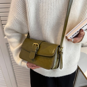 Bolsa Mary estilo baguete, feita em material sintético premium. Compacta, elegante e prática, com zíper, fivela decorativa e espaço para itens essenciais.