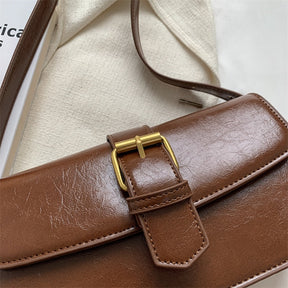 Bolsa Mary estilo baguete, feita em material sintético premium. Compacta, elegante e prática, com zíper, fivela decorativa e espaço para itens essenciais.