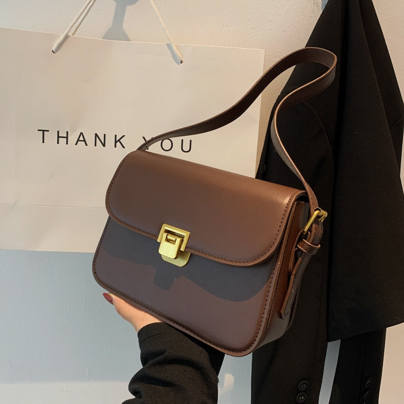 Bolsa Rebeca com textura em couro, compacta, elegante e versátil. Ideal para o dia a dia, com ótimo espaço interno para itens essenciais.