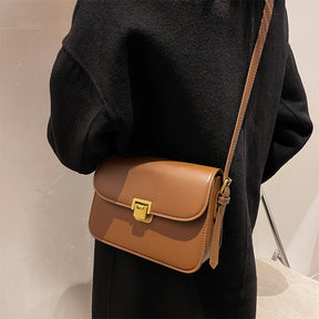 Bolsa Rebeca com textura em couro, compacta, elegante e versátil. Ideal para o dia a dia, com ótimo espaço interno para itens essenciais.