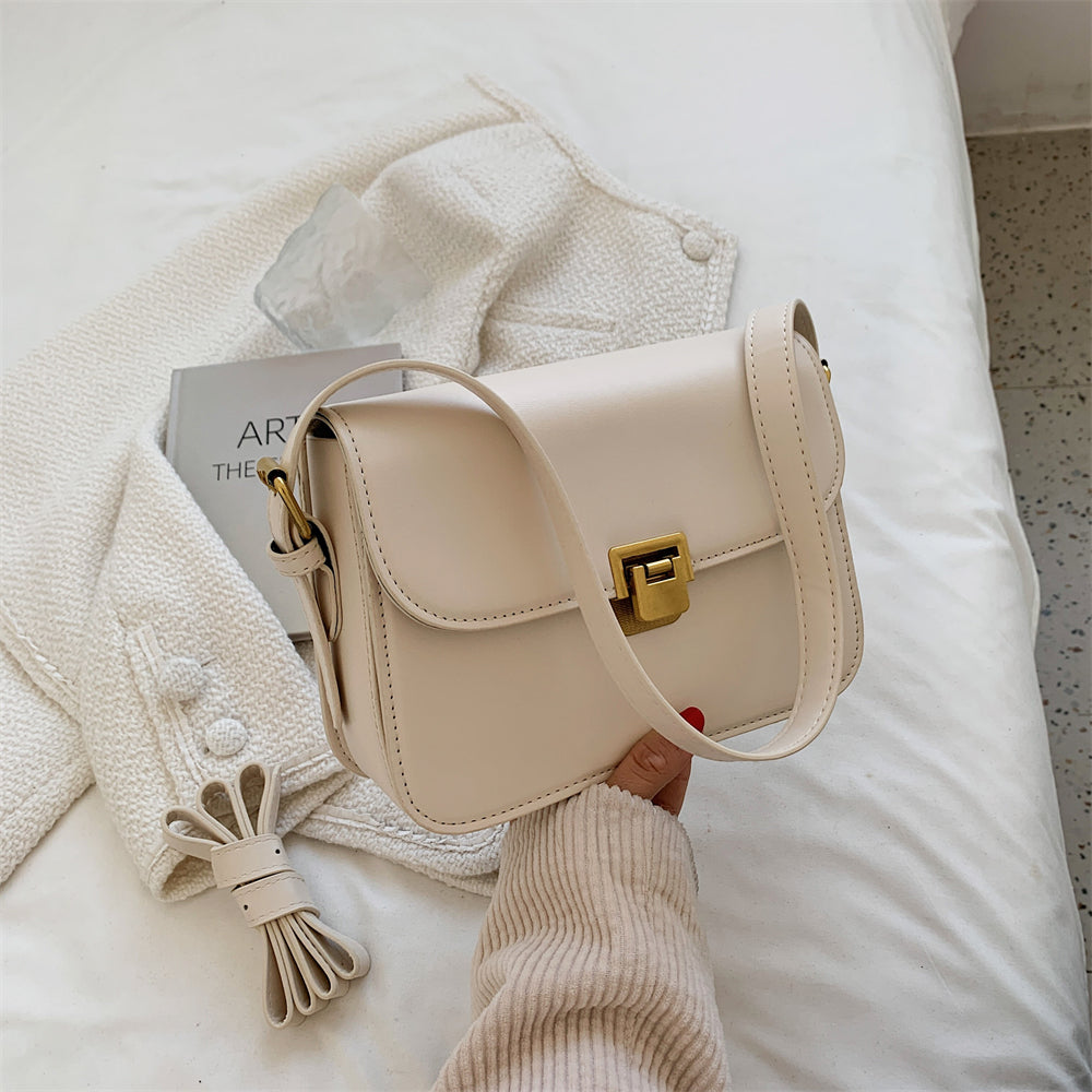 Bolsa Rebeca com textura em couro, compacta, elegante e versátil. Ideal para o dia a dia, com ótimo espaço interno para itens essenciais.