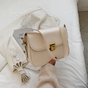 Bolsa Rebeca com textura em couro, compacta, elegante e versátil. Ideal para o dia a dia, com ótimo espaço interno para itens essenciais.