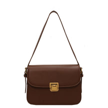 Bolsa Rebeca com textura em couro, compacta, elegante e versátil. Ideal para o dia a dia, com ótimo espaço interno para itens essenciais.