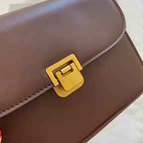 Bolsa Rebeca com textura em couro, compacta, elegante e versátil. Ideal para o dia a dia, com ótimo espaço interno para itens essenciais.