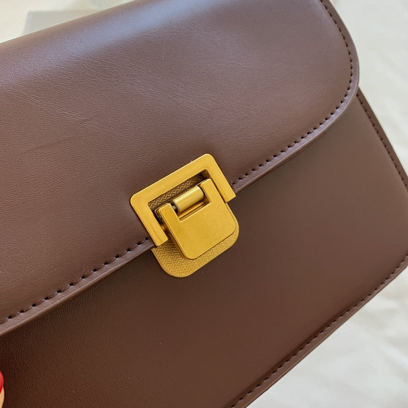 Bolsa Rebeca com textura em couro, compacta, elegante e versátil. Ideal para o dia a dia, com ótimo espaço interno para itens essenciais.