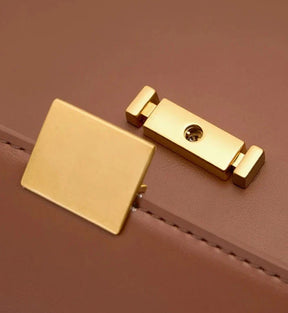 Bolsa Samira em couro legítimo, compacta e elegante. Modelo box bag com bolsos internos, ideal para mulheres que buscam estilo e praticidade no dia a dia.