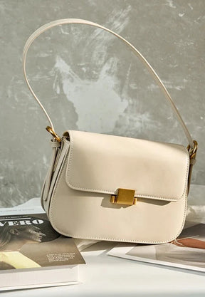 Bolsa Samira em couro legítimo, compacta e elegante. Modelo box bag com bolsos internos, ideal para mulheres que buscam estilo e praticidade no dia a dia.