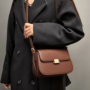 Bolsa Samira em couro legítimo, compacta e elegante. Modelo box bag com bolsos internos, ideal para mulheres que buscam estilo e praticidade no dia a dia.