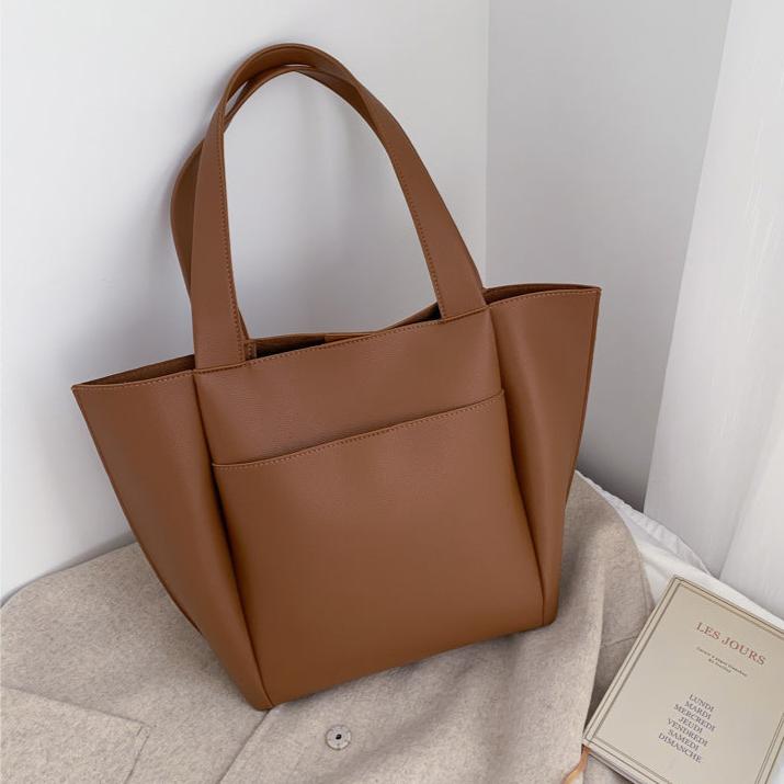 A Bolsa em Couro Marisa é a escolha perfeita para mulheres que procuram aliar estilo, praticidade e muito espaço. 