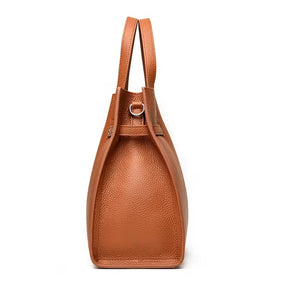 A Bolsa em Couro Aurora é uma peça sofisticada, elegante e prática, ideal para quem busca um acessório versátil que combina com diversas ocasiões.