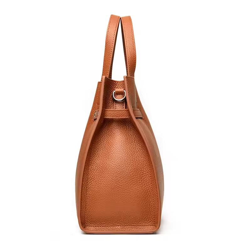 A Bolsa em Couro Aurora é uma peça sofisticada, elegante e prática, ideal para quem busca um acessório versátil que combina com diversas ocasiões.