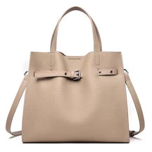 A Bolsa em Couro Aurora é uma peça sofisticada, elegante e prática, ideal para quem busca um acessório versátil que combina com diversas ocasiões.