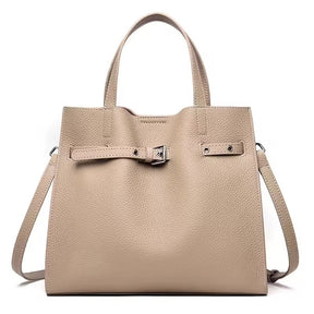 A Bolsa em Couro Aurora é uma peça sofisticada, elegante e prática, ideal para quem busca um acessório versátil que combina com diversas ocasiões.