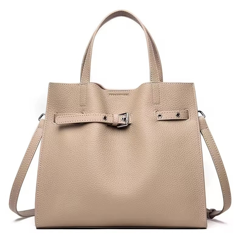 A Bolsa em Couro Aurora é uma peça sofisticada, elegante e prática, ideal para quem busca um acessório versátil que combina com diversas ocasiões.