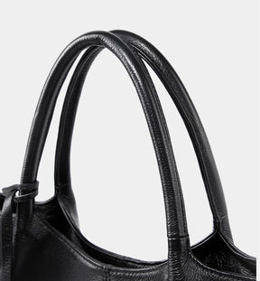 A Bolsa em Couro Clara é a escolha perfeita para mulheres modernas que procuram uma combinação de espaço e estilo.