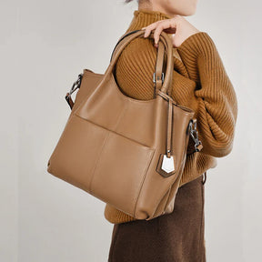 A Bolsa em Couro Clara é a escolha perfeita para mulheres modernas que procuram uma combinação de espaço e estilo.