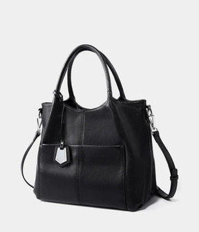 A Bolsa em Couro Clara é a escolha perfeita para mulheres modernas que procuram uma combinação de espaço e estilo.