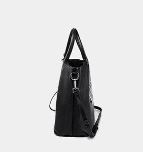 A Bolsa em Couro Clara é a escolha perfeita para mulheres modernas que procuram uma combinação de espaço e estilo.