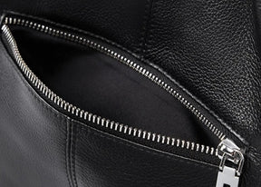 A Bolsa em Couro Clara é a escolha perfeita para mulheres modernas que procuram uma combinação de espaço e estilo.