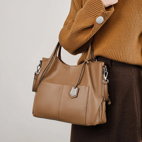 A Bolsa em Couro Clara é a escolha perfeita para mulheres modernas que procuram uma combinação de espaço e estilo.