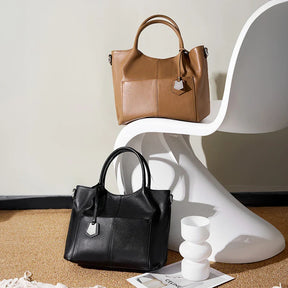 A Bolsa em Couro Clara é a escolha perfeita para mulheres modernas que procuram uma combinação de espaço e estilo.