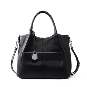 A Bolsa em Couro Clara é a escolha perfeita para mulheres modernas que procuram uma combinação de espaço e estilo.