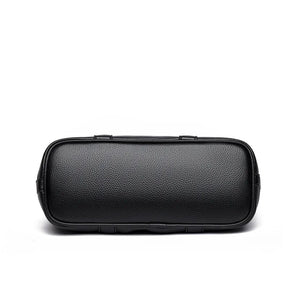 a Bolsa em Couro Liz, uma peça versátil que une sofisticação, modernidade e praticidade em um único acessório.